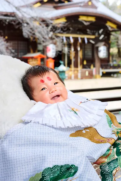 お宮参り 自然光の中で