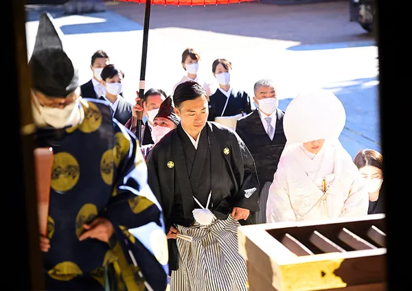 結婚式 境内の自然光